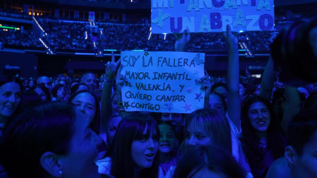 Marta Mercader, fallera mayor infantil de Valencia 2026, en el concierto de Aitana.