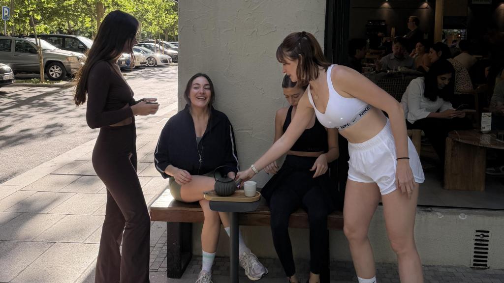 Alba Jiménez y sus amigas en un café de especialidad después de haber hecho deporte.