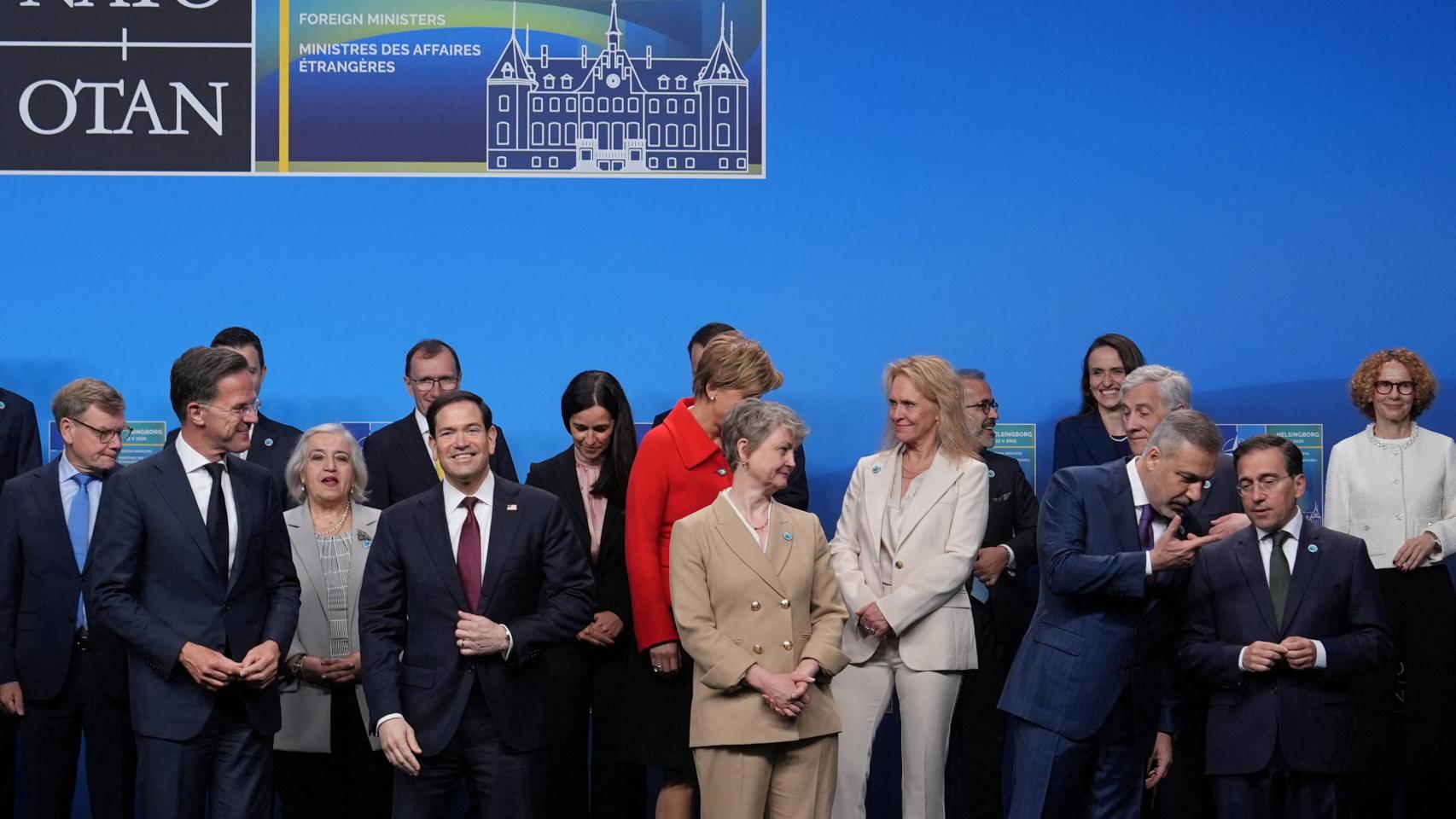 Marco Rubio y José Manuel Albares, en la foto de familia de la reunión de la OTAN en Suecia