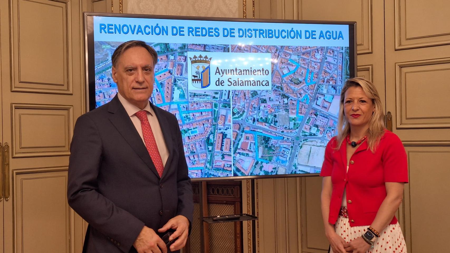 El alcalde de Salamanca, Carlos García Carbayo y la concejala de medio ambiente, María José Coca durante la presentación del Plan de Renovación de Tuberías.