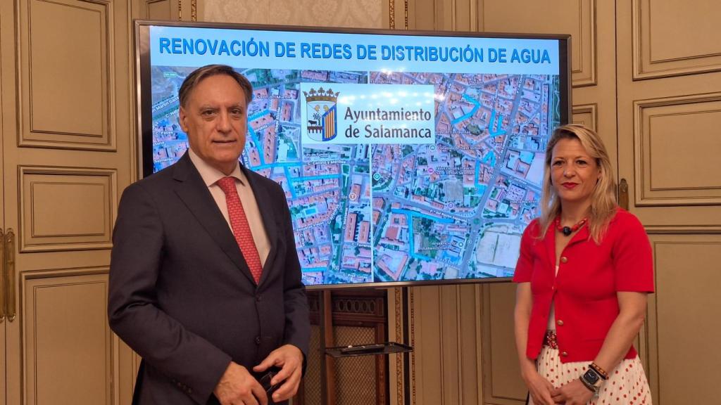 El alcalde de Salamanca, Carlos García Carbayo y la concejala de medio ambiente, María José Coca durante la presentación del Plan de Renovación de Tuberías.