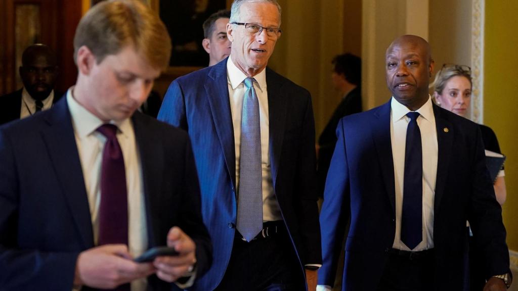 El líder de la mayoría republicana en el Senado EEUU, John Thune sale de la votación.
