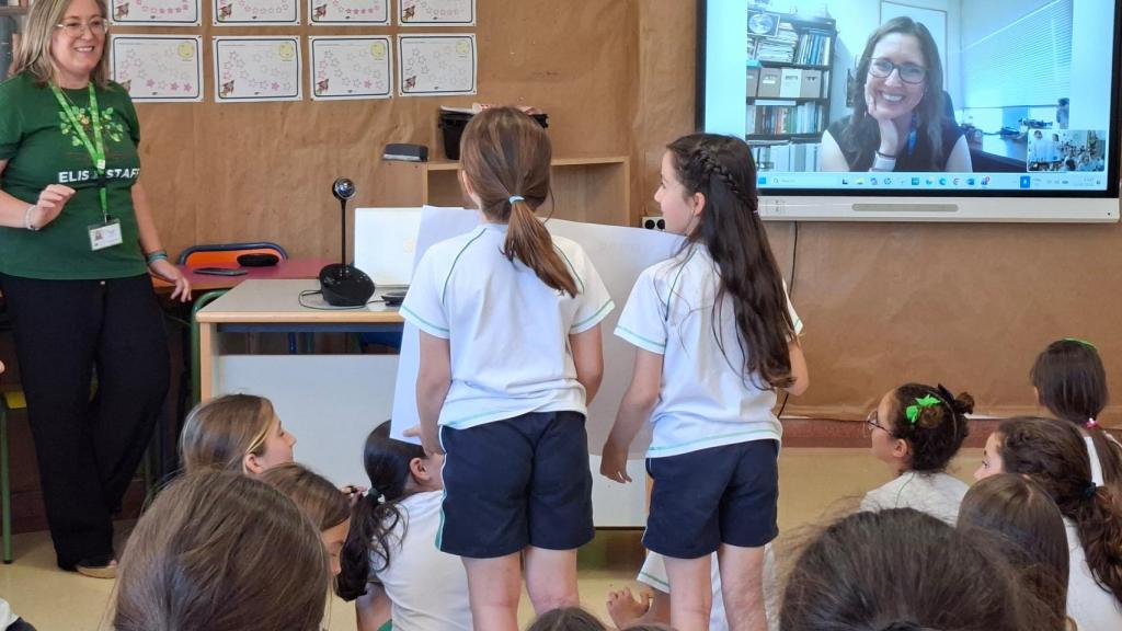 Alumnos en la charla compartida con Kelsey Young, partícipe de la misión Artemis II de la NASA