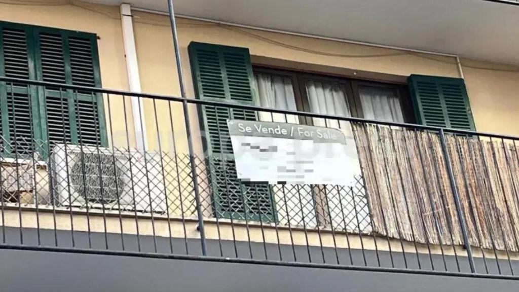 Cartel de se vende en el balcón de un piso en Palma.-EP