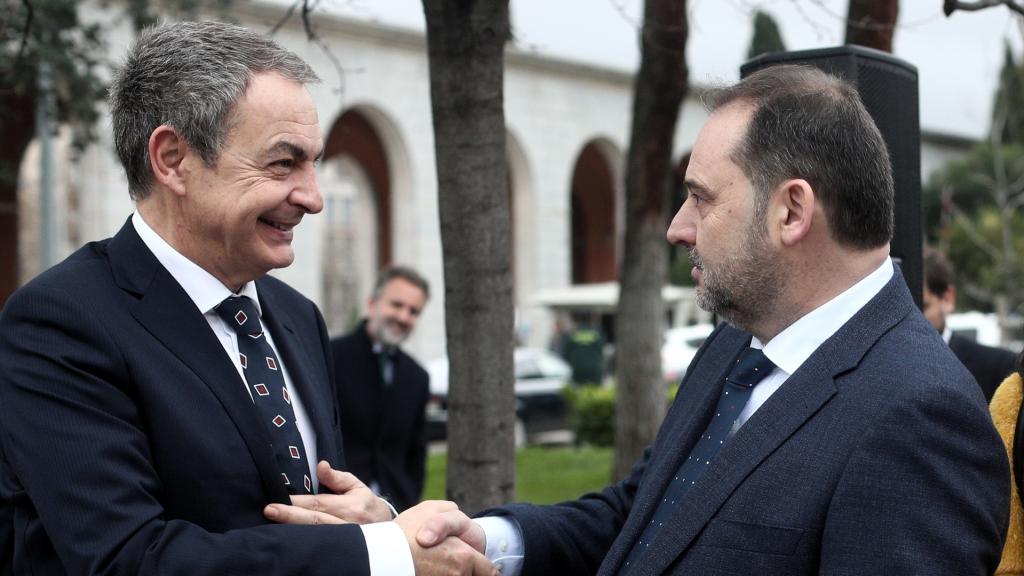 José Luis Rodríguez Zapatero y José Luis Ábalos, entonces secretario de Organización del PSOE y ministro de Transportes, en una imagen de 2020.
