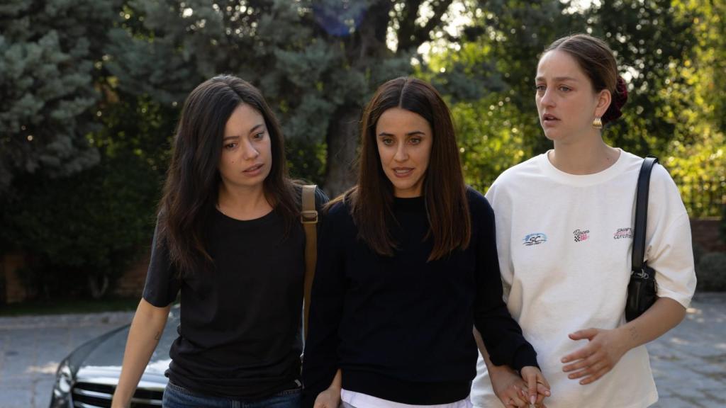Anna Castillo, Macarena García y  Laura Weissmahr en 'Se tiene que morir mucha gente'.