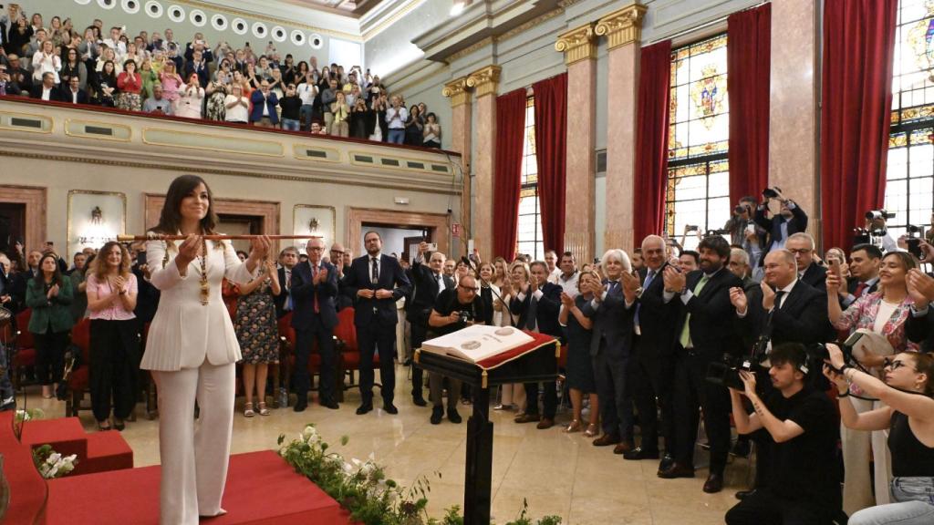 La regidora popular, este viernes, mostrando el bastón de mando al salón de plenos.