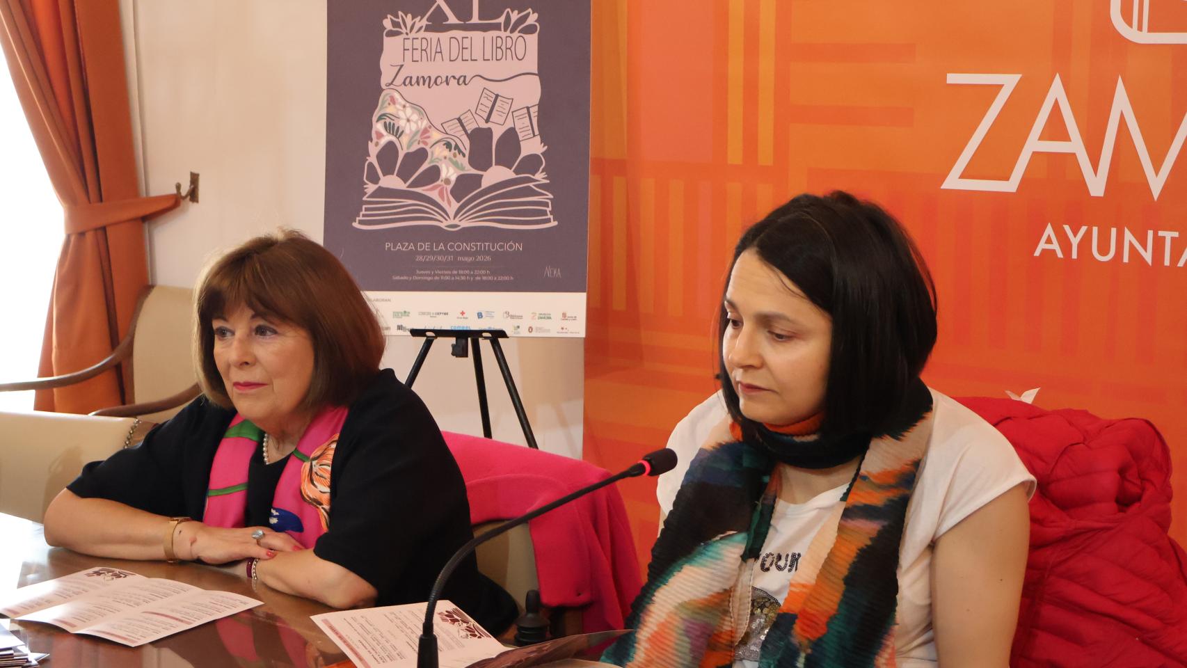 La concejala de cultura del Ayuntamiento, María Eugenia Cabezas y la presidenta de la Asociación Zamorana de Libreros, María José Gambrina.