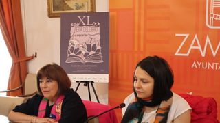La concejala de cultura del Ayuntamiento, María Eugenia Cabezas y la responsable de la organización de la feria, María José Gambrina.