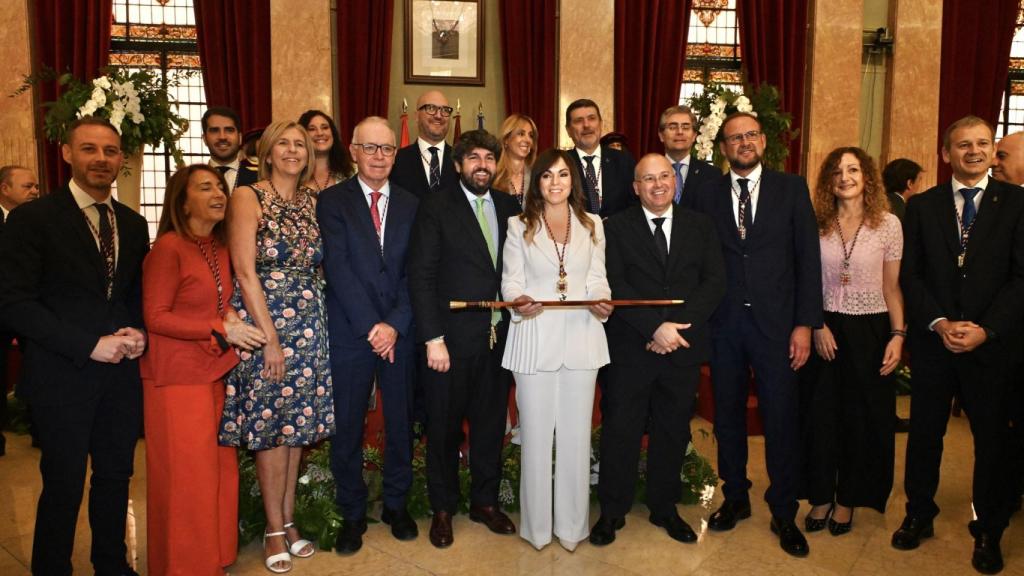 Foto de familia de miembros del PP local, regional y estatal, junto a la nueva alcaldesa de Murcia.