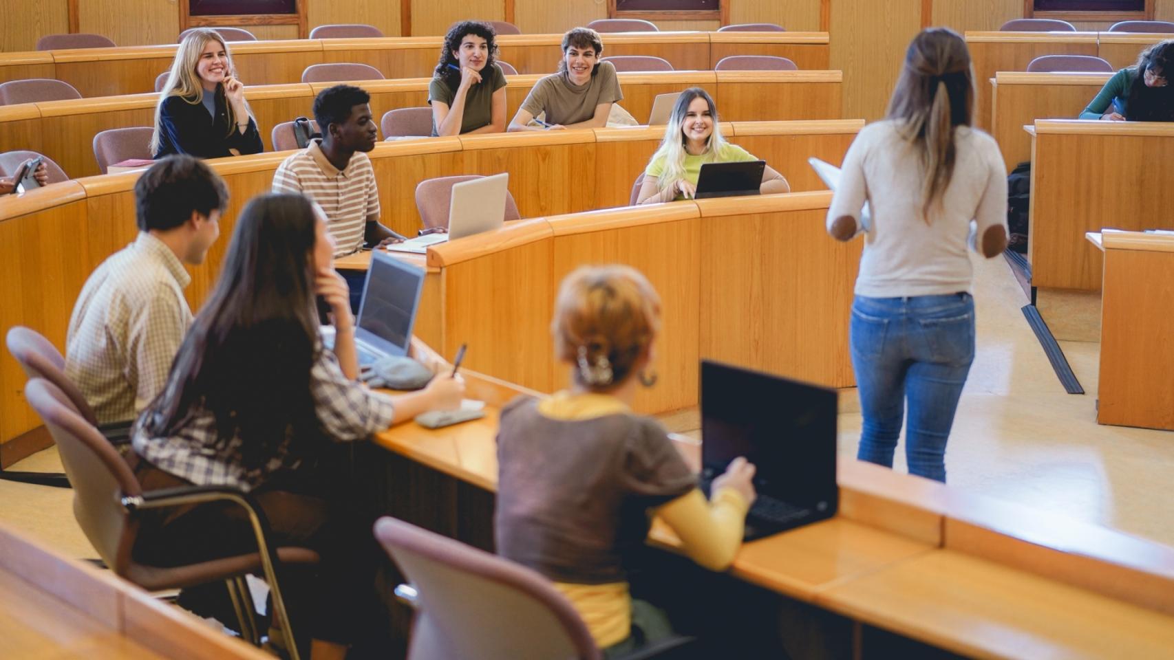 Estudiantes en una clase de la universidad