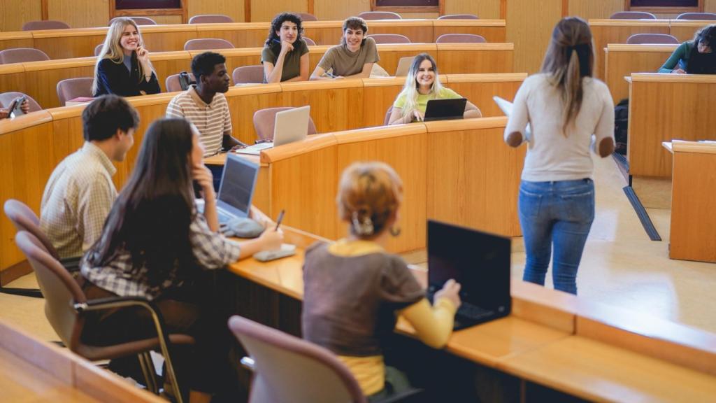 Estudiantes en una clase de la universidad