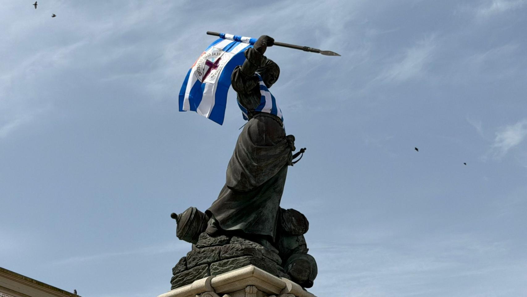 María Pita ondea la bandera blanquiazul