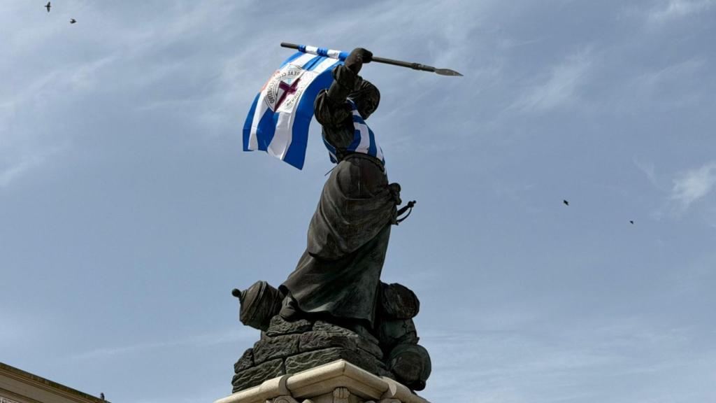 María Pita ondea la bandera blanquiazul