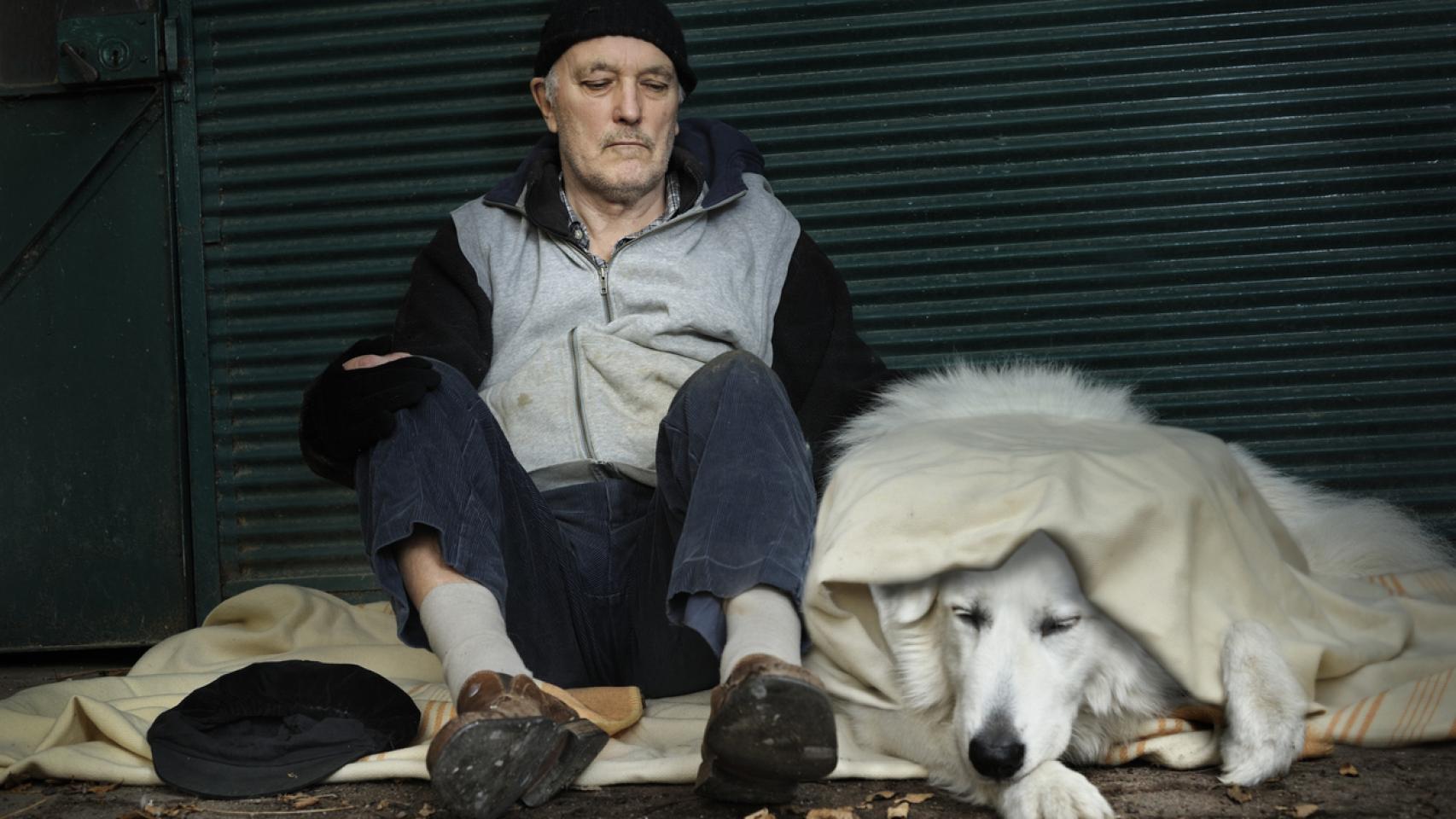 Un hombre con un perro. 