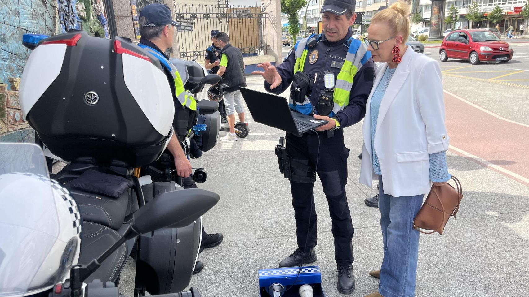 La concelleira de Seguridad Cidadana e Interior de A Coruña, Montse Paz, comprobando el funcionamiento del dinamómetro
