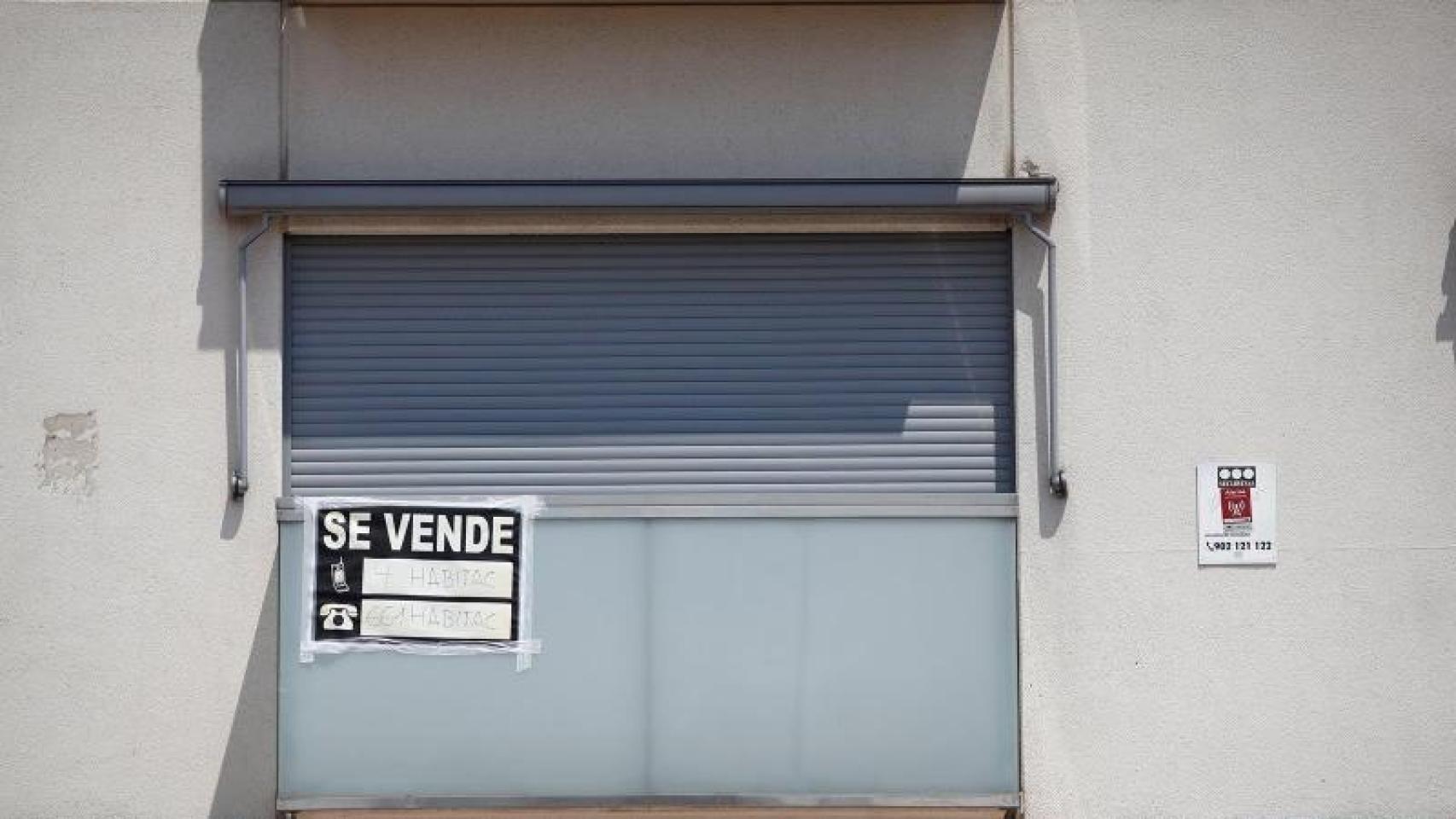 Cartel de venta en una vivienda. Europa Press