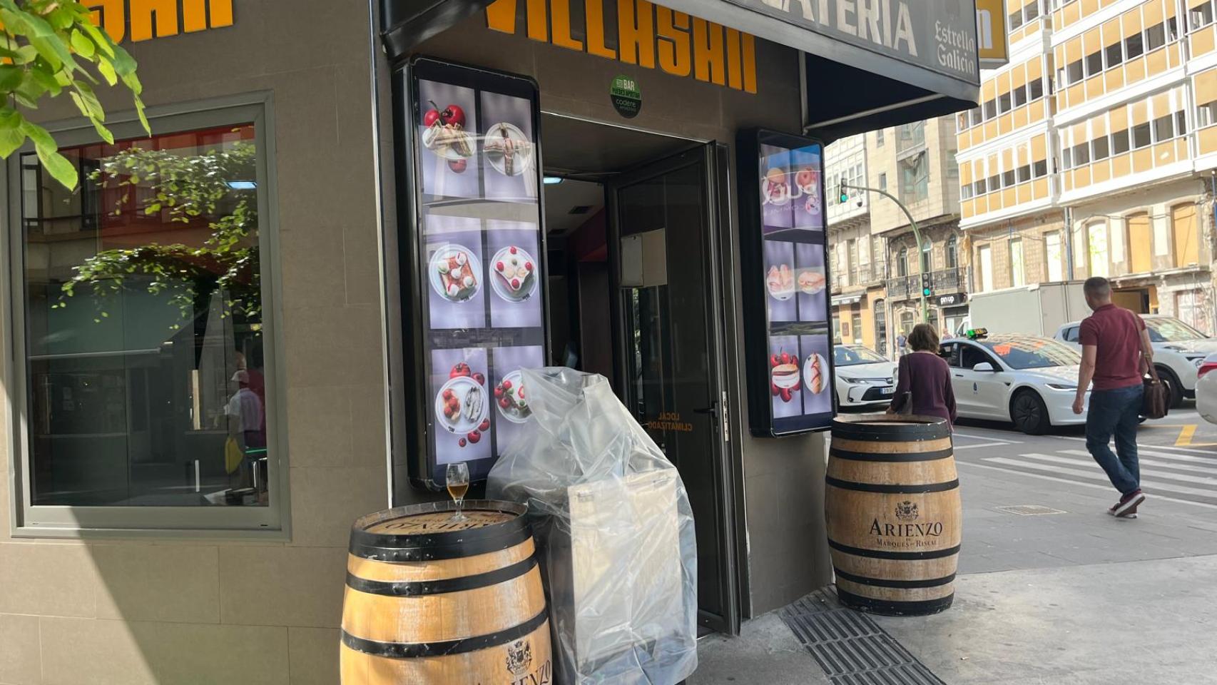 Grifos a las puertas de los bares de Cuatro Caminos