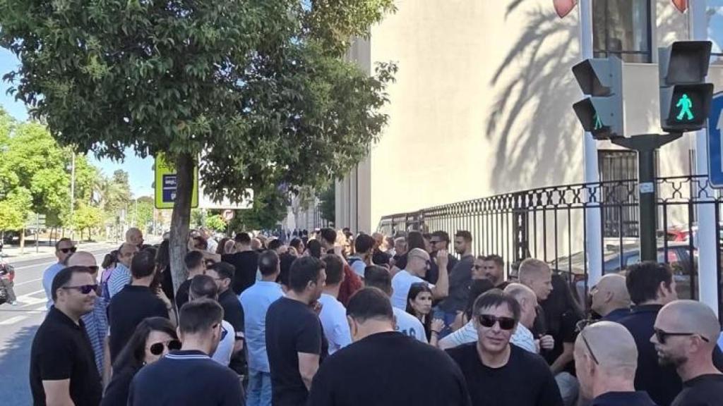 Los trabajadores, concentrados esta mañana.