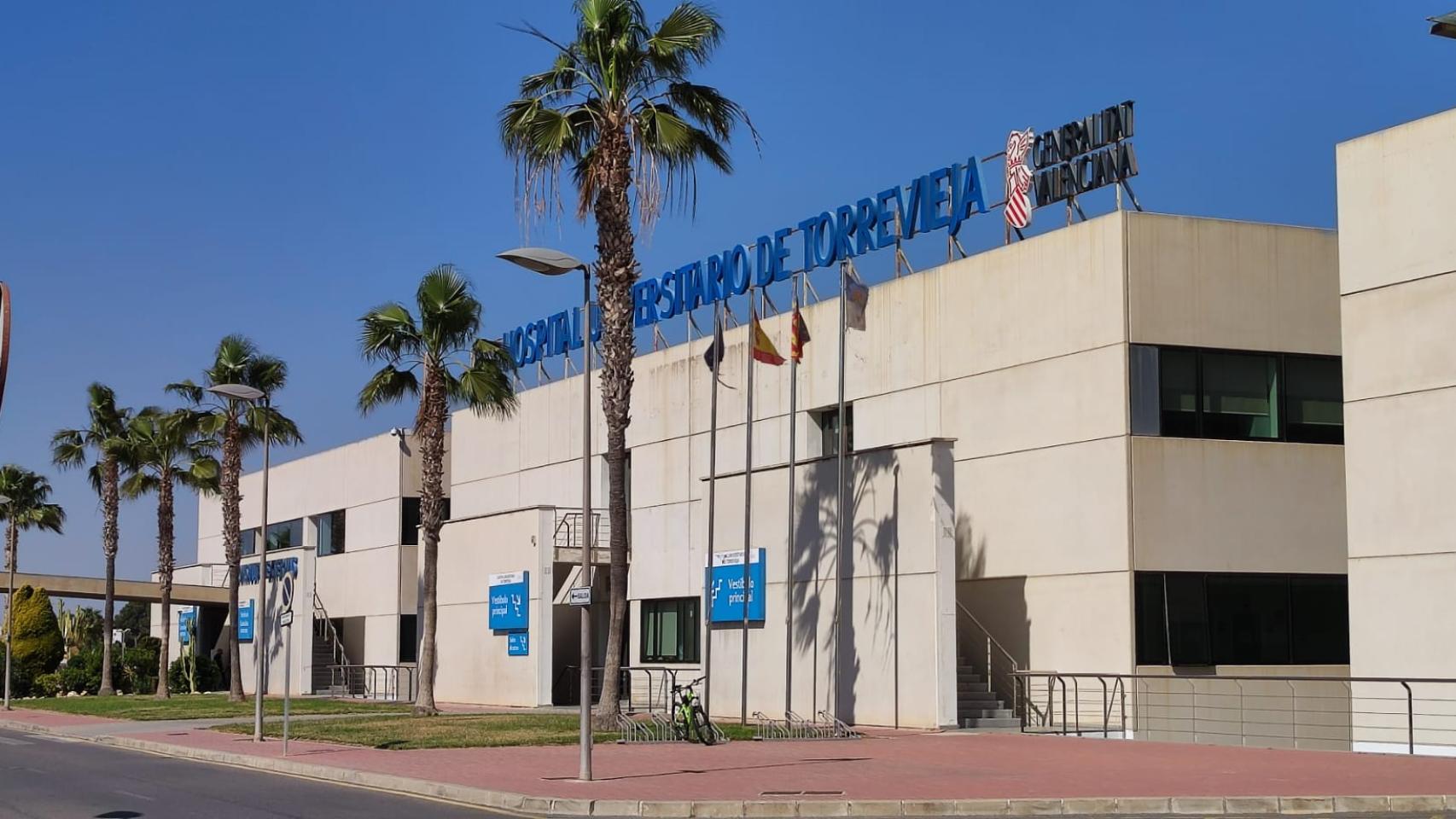 La fachada del hospital de Torrevieja.