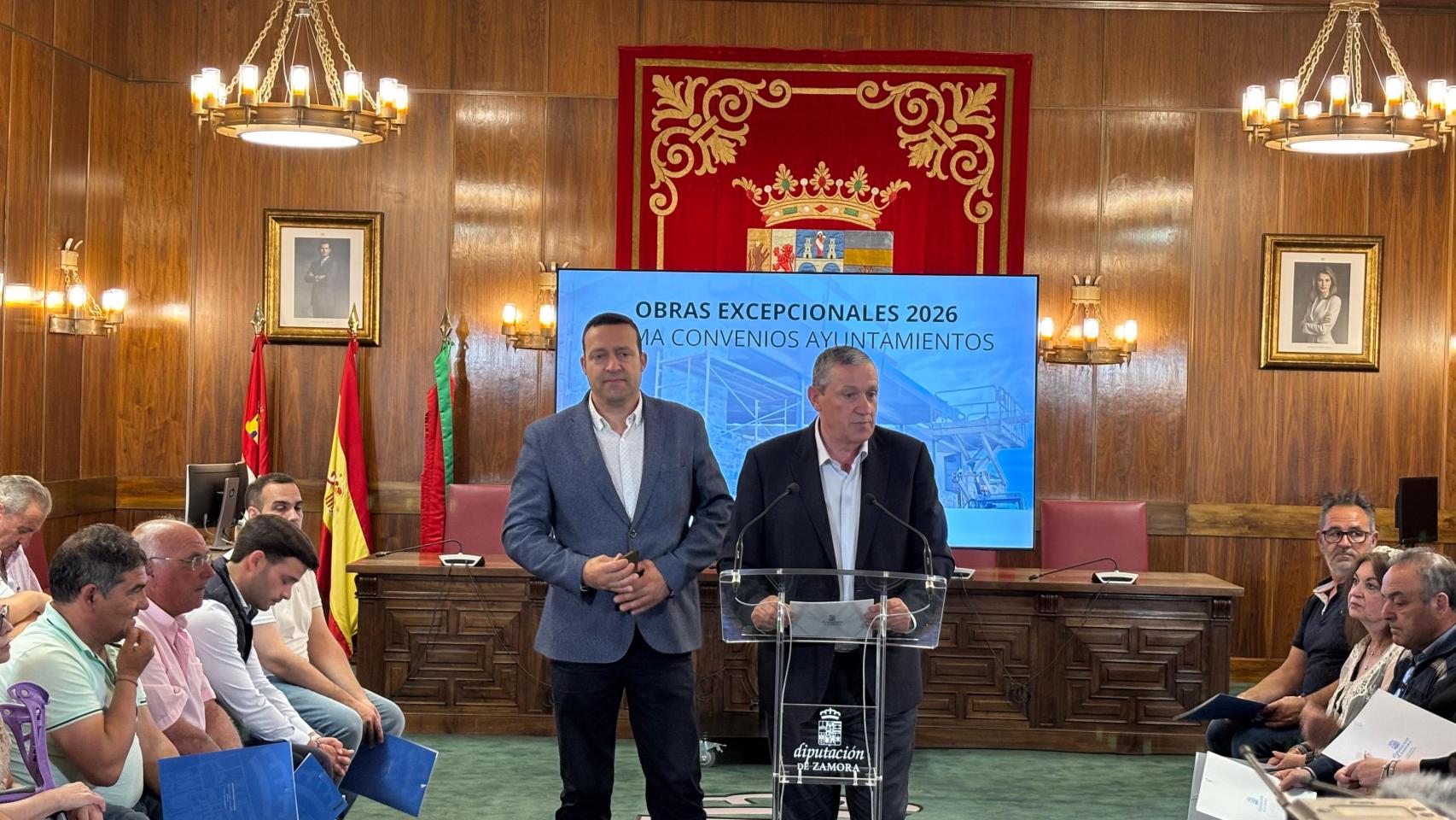 El presidente de la Diputación de Zamora, Javier Faúndez Domínguez y el diputado de Obras Municipales, Manuel Martín Pérez ante los alcaldes de los 51 municipios.