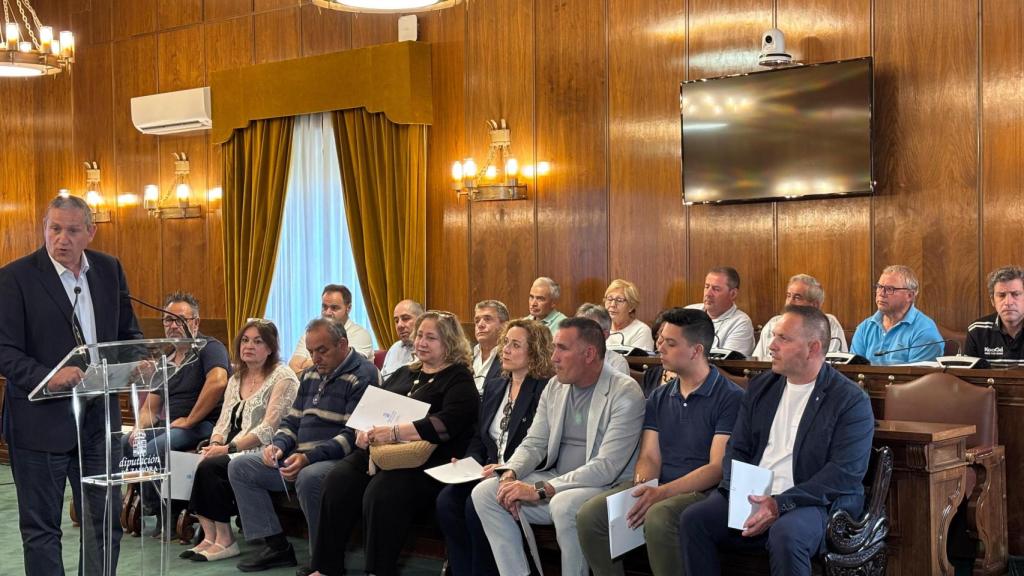 El presidente de la Diputación de Zamora, Javier Faúndez Domínguez ante los alcaldes de los 51 municipios.