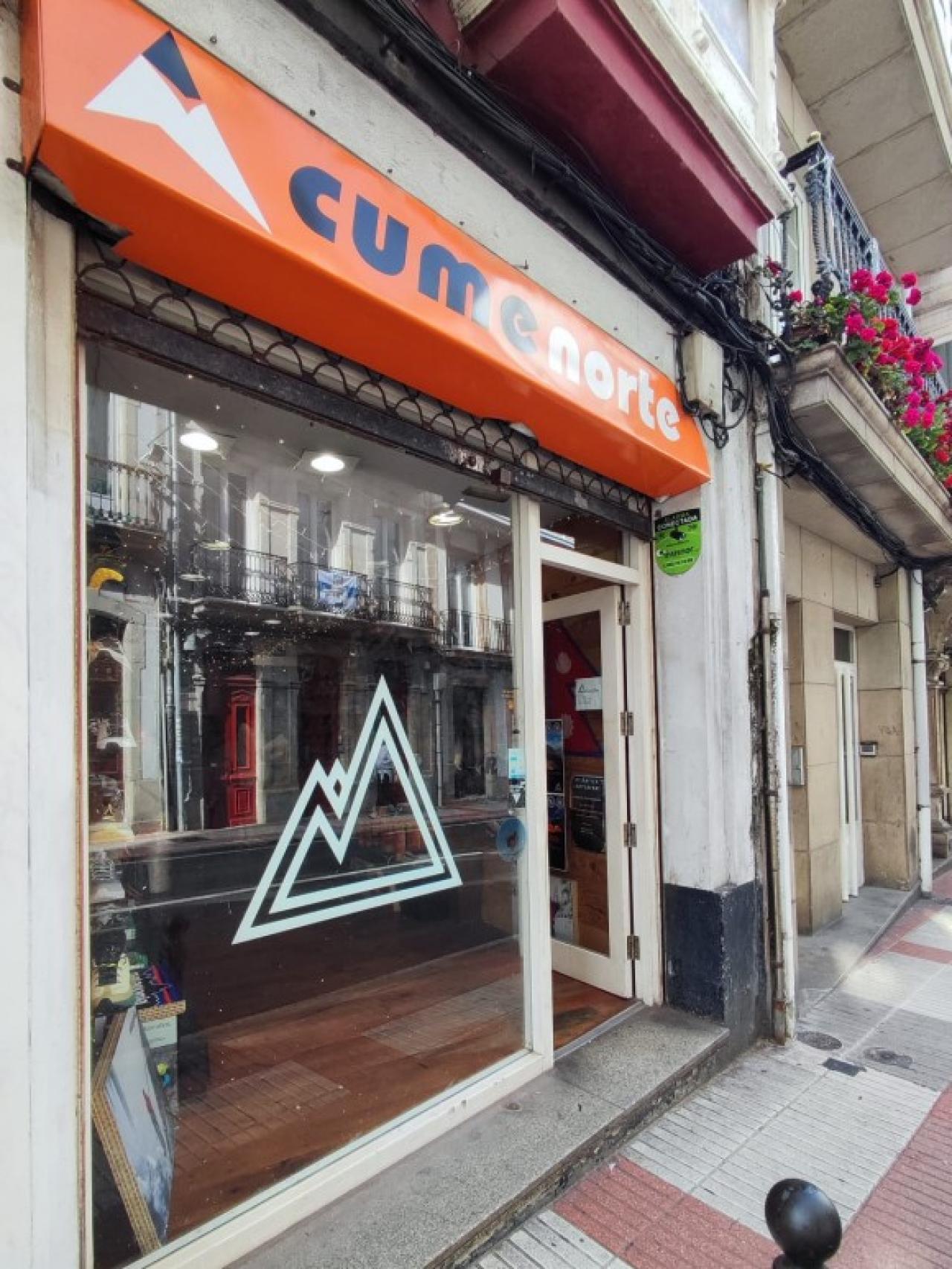 Bajo comercial que ocupa Cume Norte en la calle Panaderas.