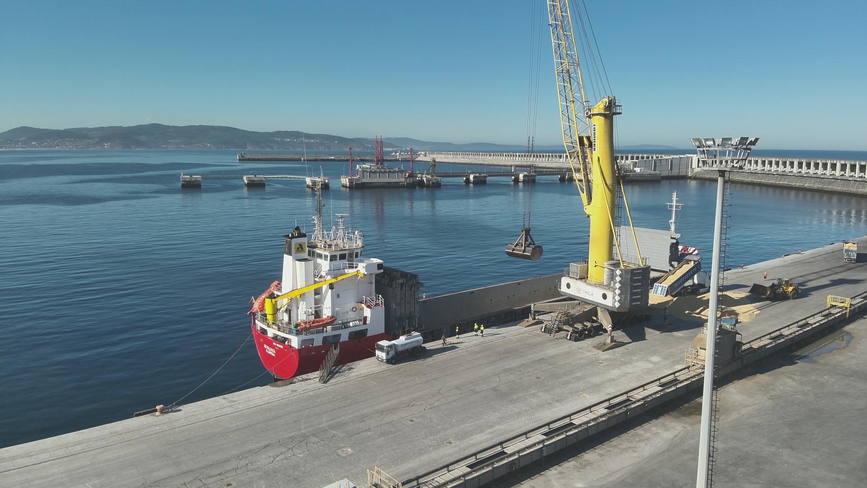 Una descarga de graneles en el puerto exterior de A Coruña.