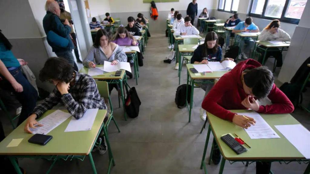 Los alumnos de una clase de 1º Bachillerato del Instituto Calderón de la Barca en Gijón realizan una prueba piloto de PAU | EP