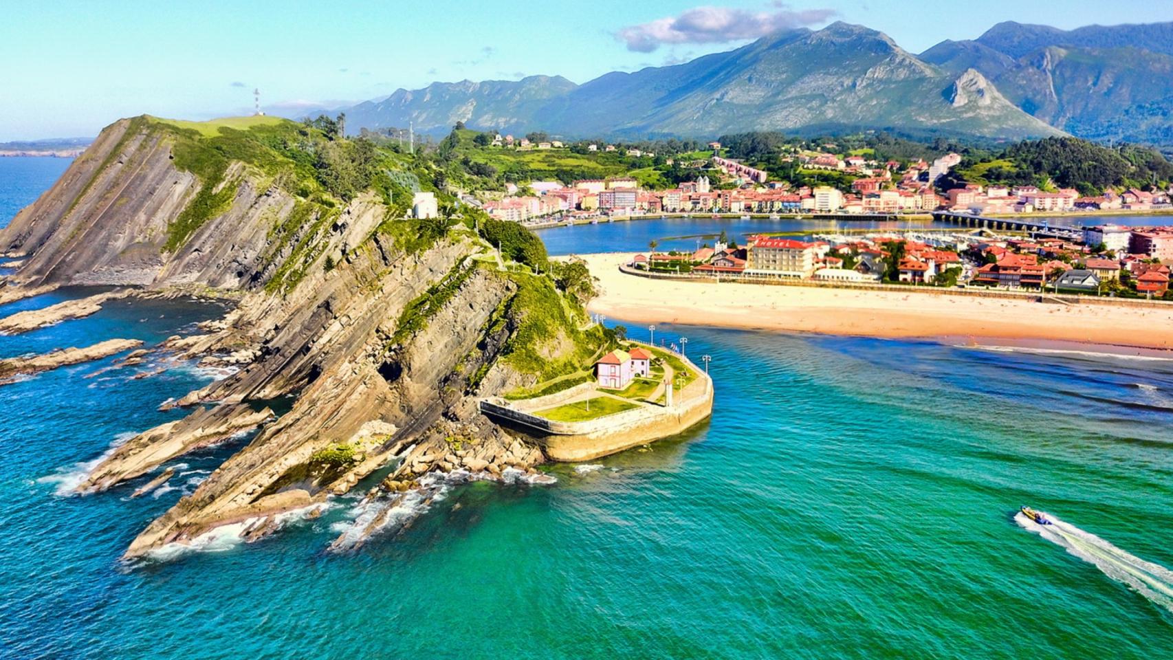 Llanes alberga uno de los conjuntos de relieve kárstico litoral más especial de Europa.