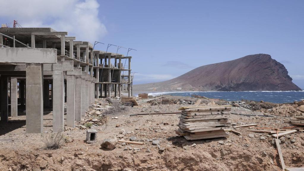 Fotografía de un hotel construido a pie de una de las pocas playas naturales de esta isla. 