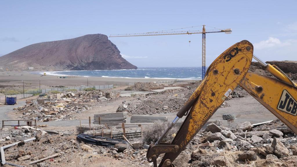 Obras de un hotel construido a pie de una playa natural.