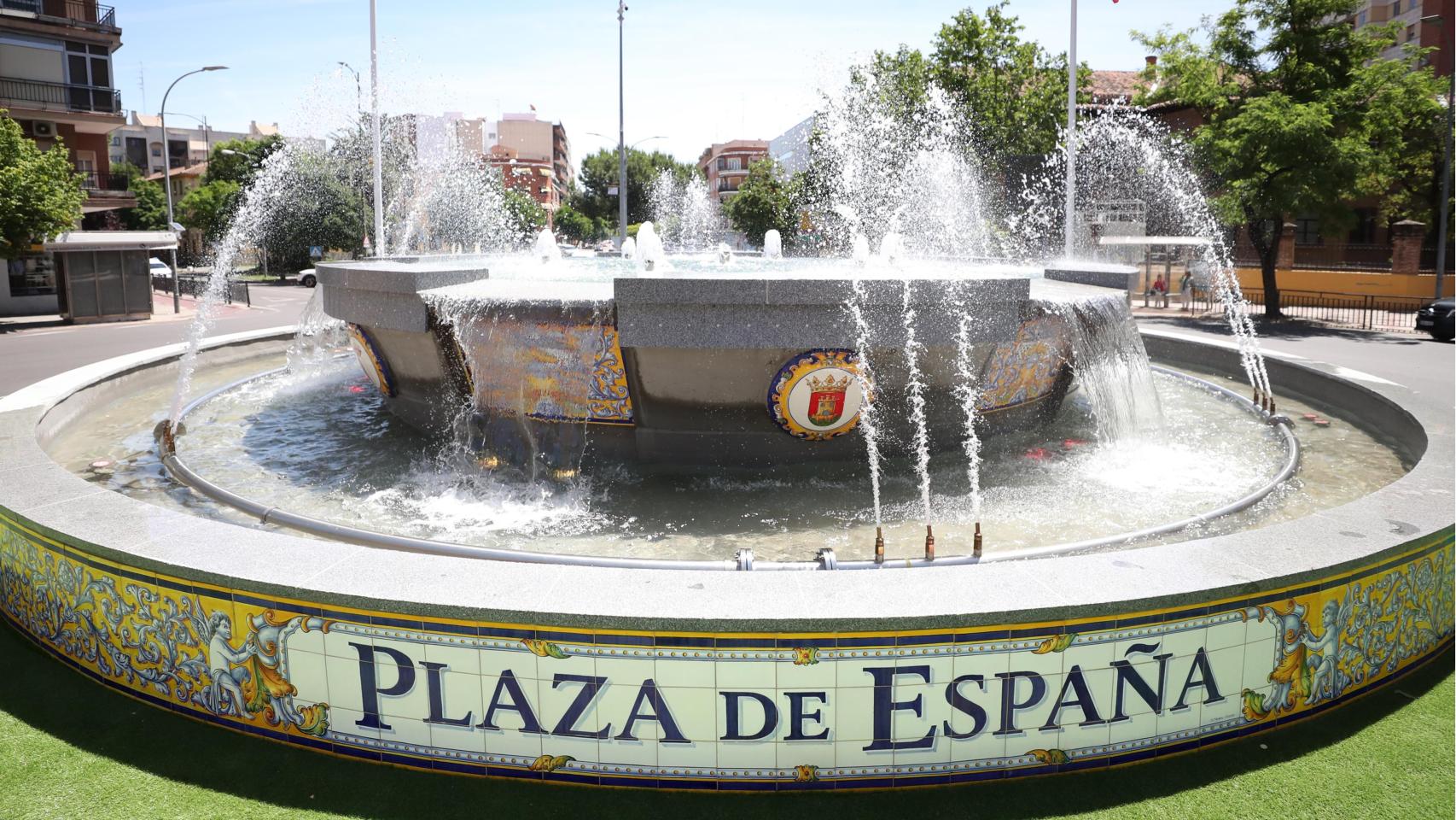 La fuente de la Plaza de España, en Talavera de la Reina, luce renovada.