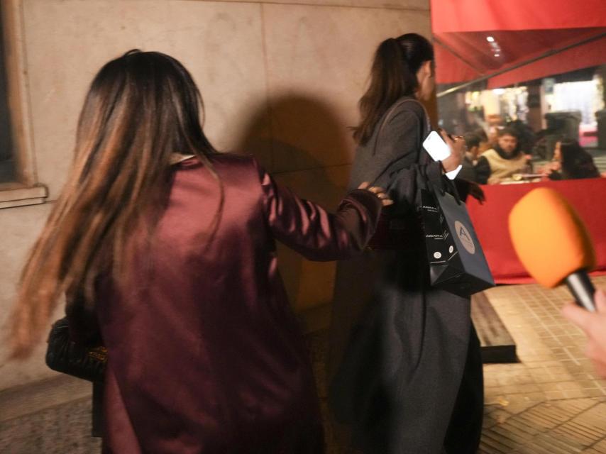 Paula Nata, huyendo de la prensa.