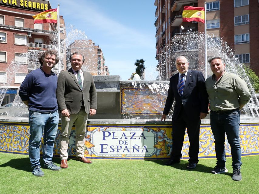 Autoridades municipales junto a la fuente.
