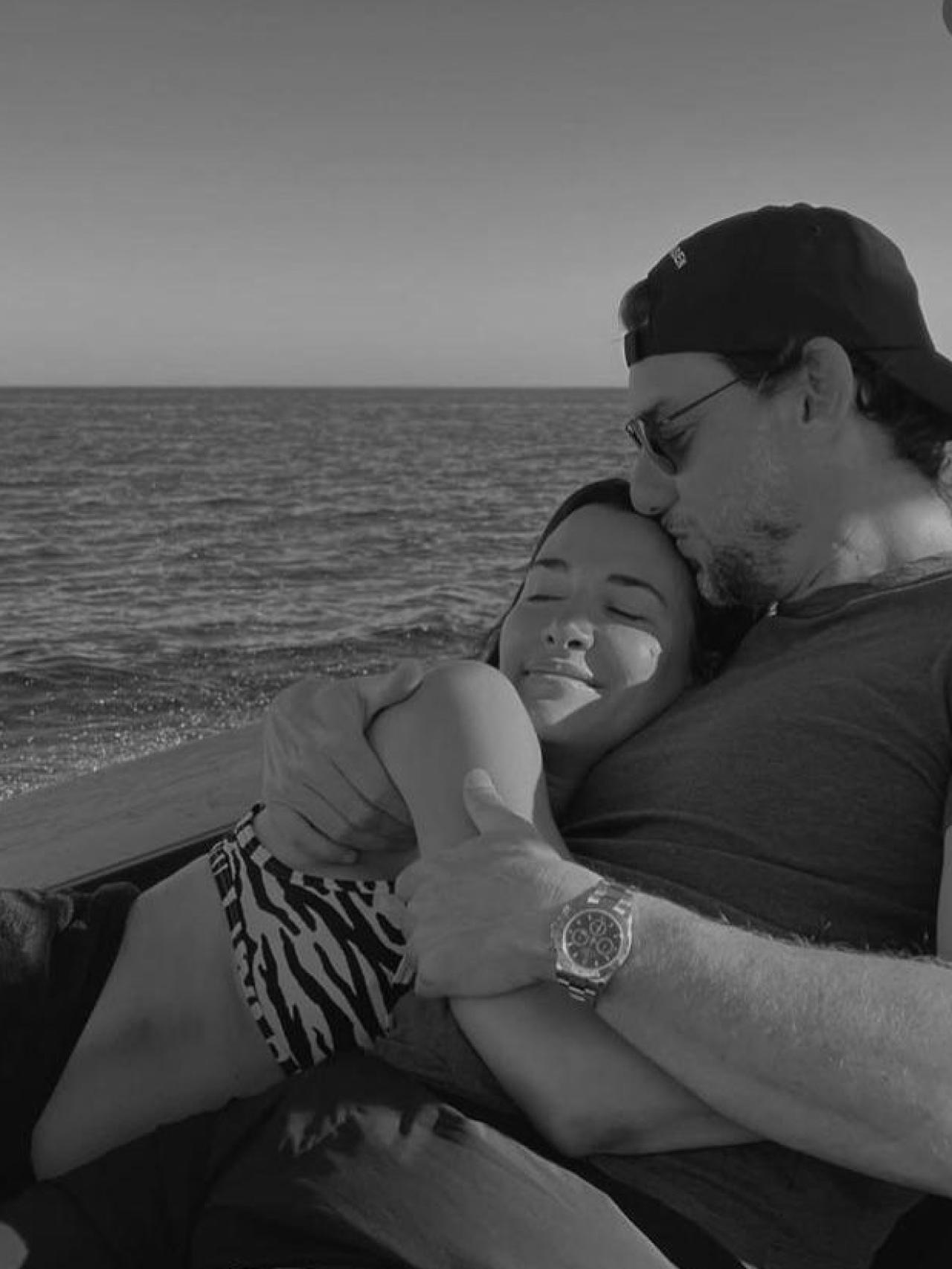 La pareja en una fotografía en blanco y negro.