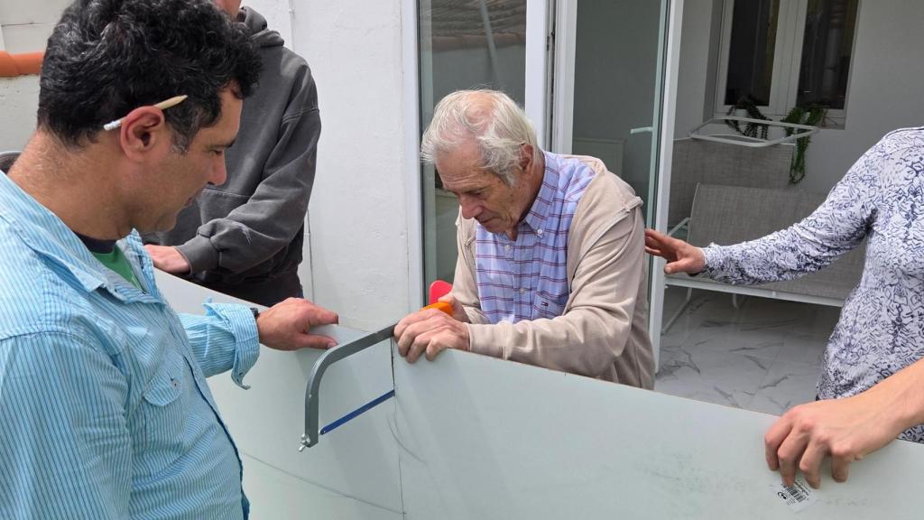 Pedro ayudando en una reforma durante su recuperación