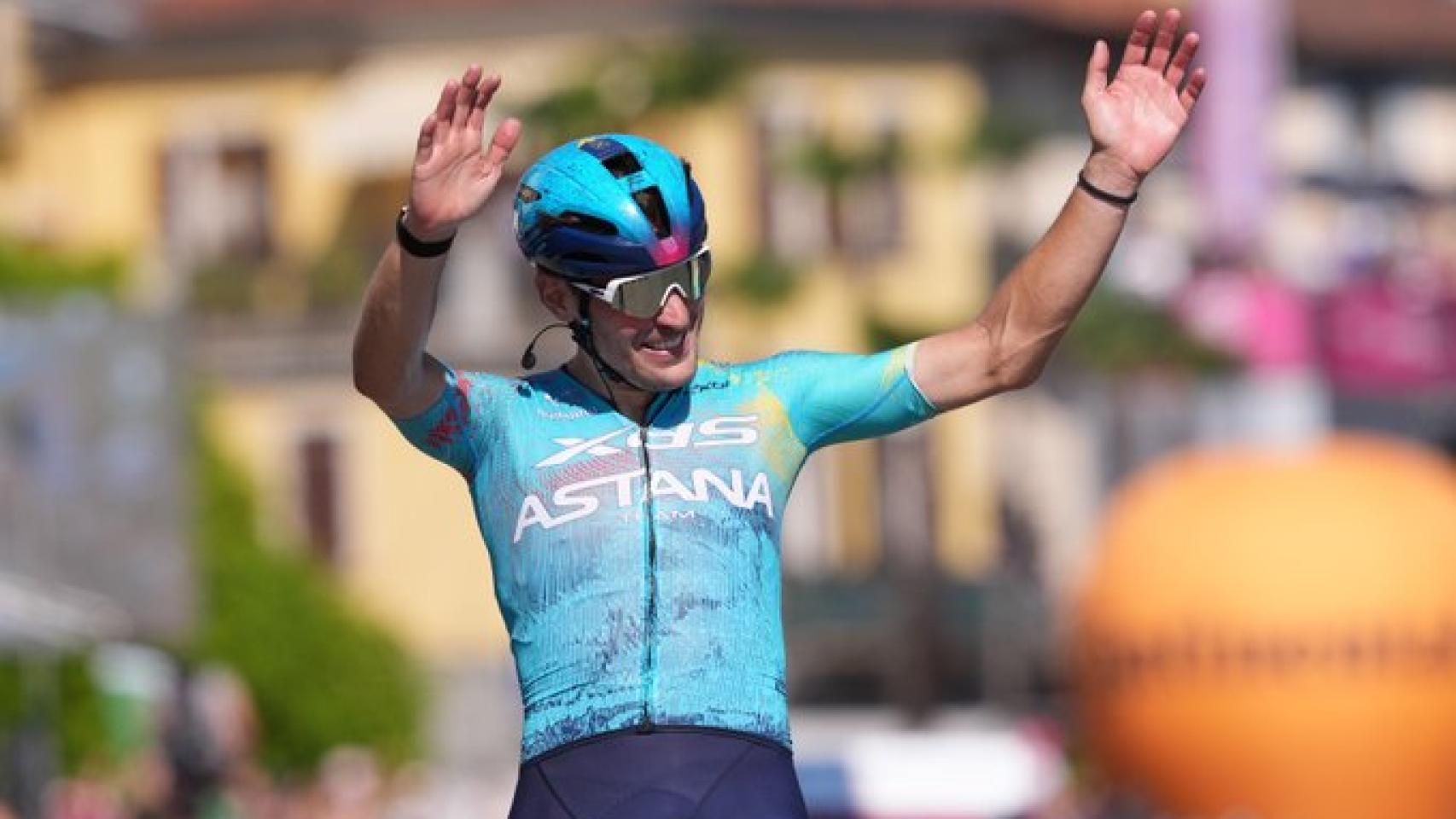 Alberto Bettiol celebra la victoria en la etapa 13 del Giro de Italia.