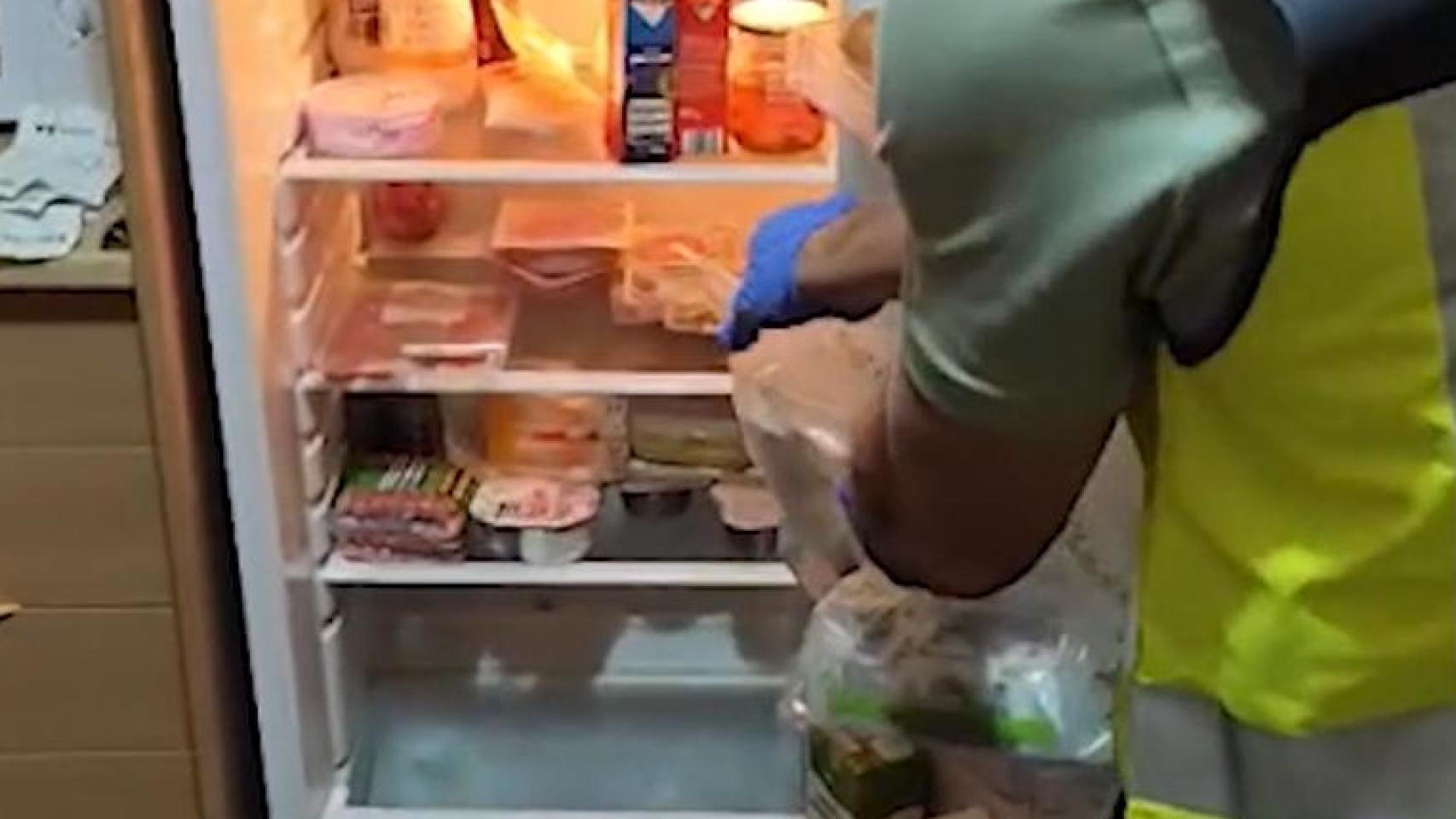 El detenido guardaba la droga en el frigorífico.