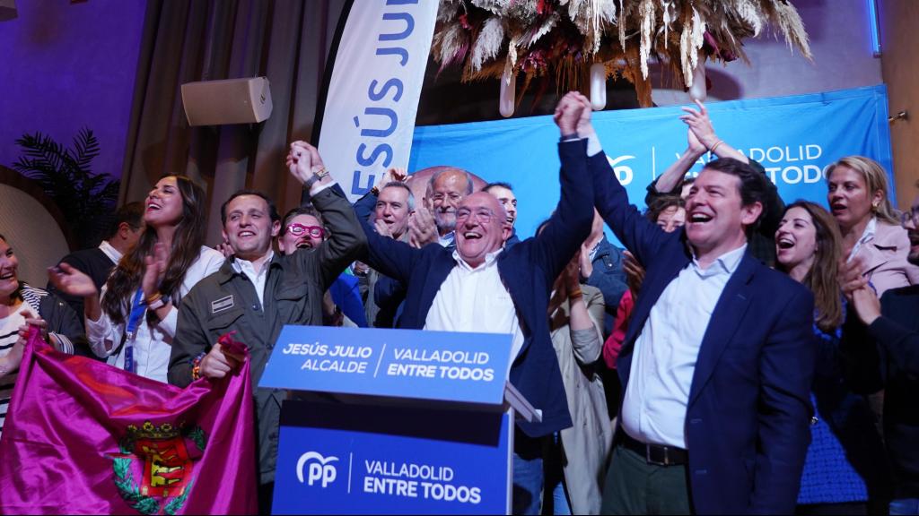 El entonces candidato del PP, Jesús Julio Carnero, celebra la victoria en las elecciones a la Alcaldía de Valladolid junto al presidente provincial del partido, Conrado Íscar, y al presidente autonómico del PP, Alfonso Fernández Mañueco, el 23 de julio de 2023