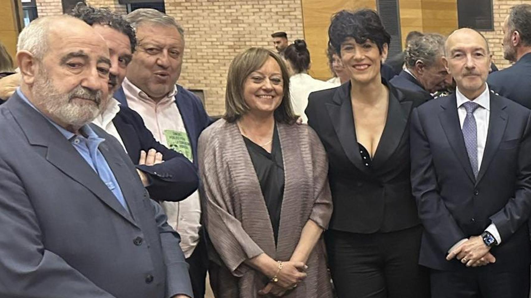 El alcalde de Aguarón, con la ministra Elma Saiz y varios cargos del PSOE-Aragón, esta semana, en un acto en Zaragoza.