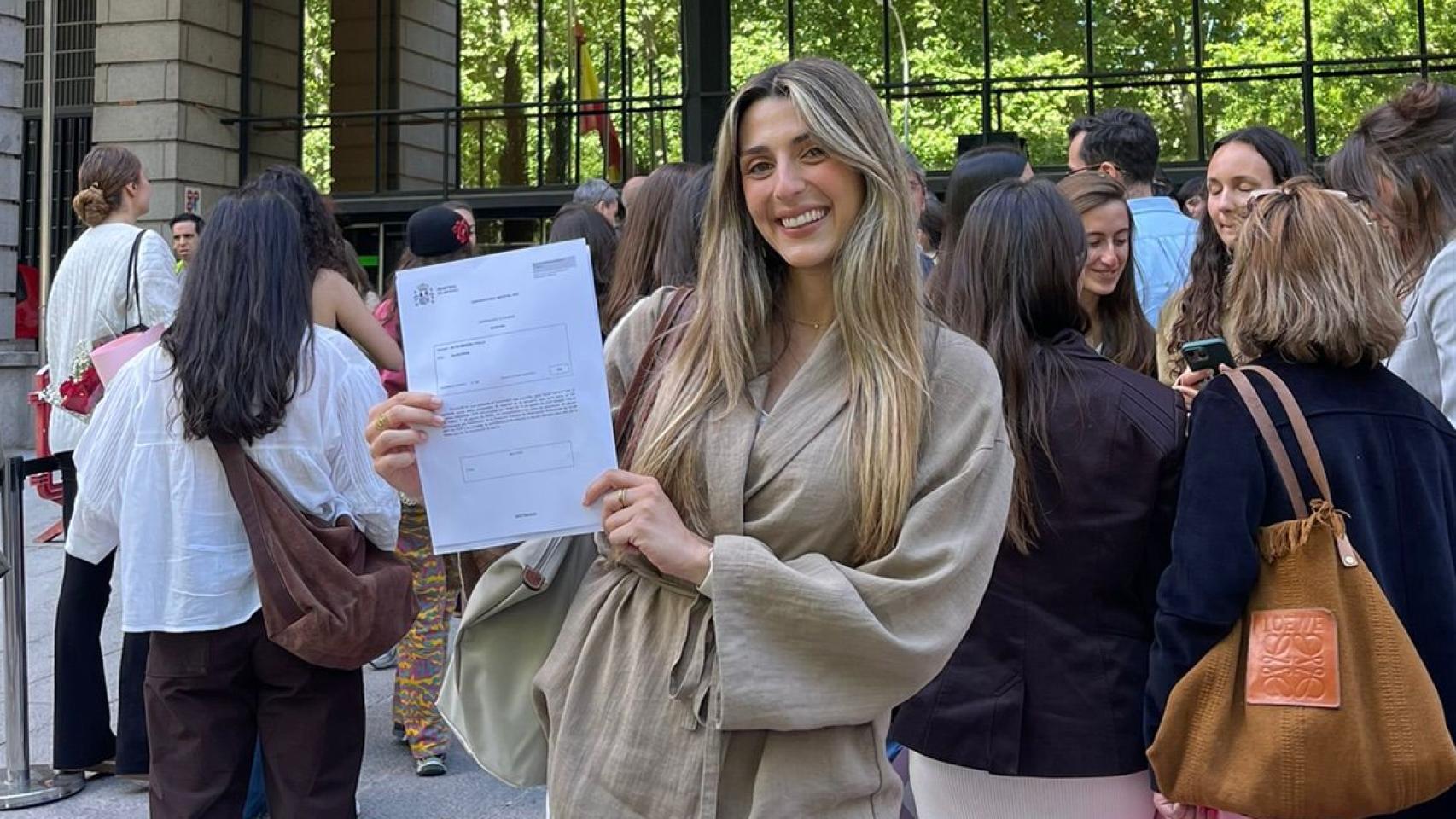 Paula Bayo frente al Ministerio de Sanidad con su carta de mir de Dermatología 