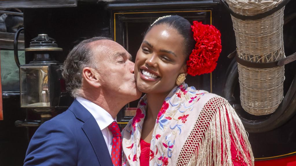 Pepín Liria besando, enamorado, a su actual pareja, Drágana.
