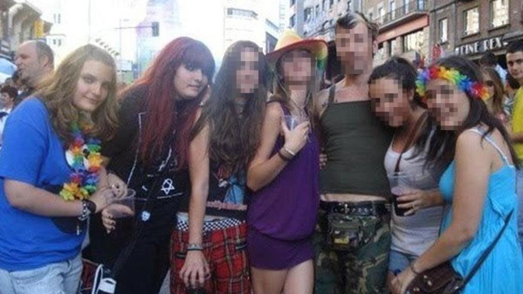 A la izquierda de la imagen, Alba y Laura Rodríguez Zapatero durante las fiestas del Orgullo en Madrid.