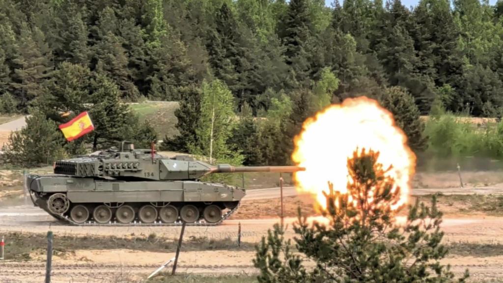 Carro de combate español ‘Leopardo 2E’ haciendo fuego sobre un objetivo.