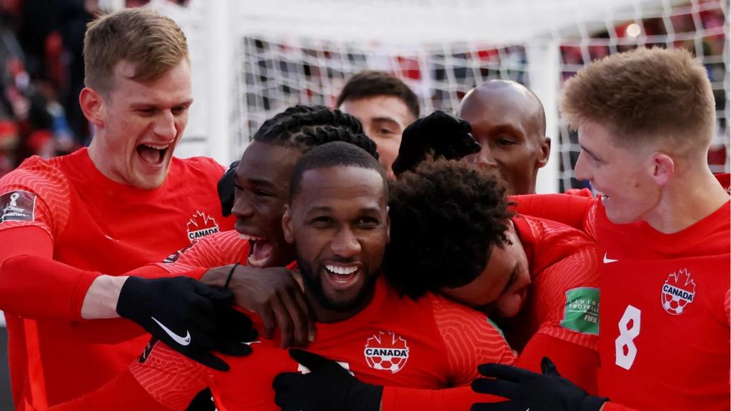 La selección de fútbol de Canadá durante la celebración de un gol.