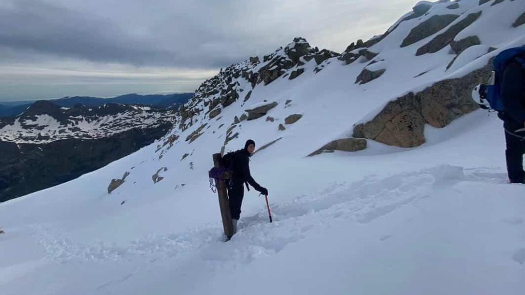 Maël, joven francés que ha devuelto la cruz al Aneto, durante el ascenso a la cima.