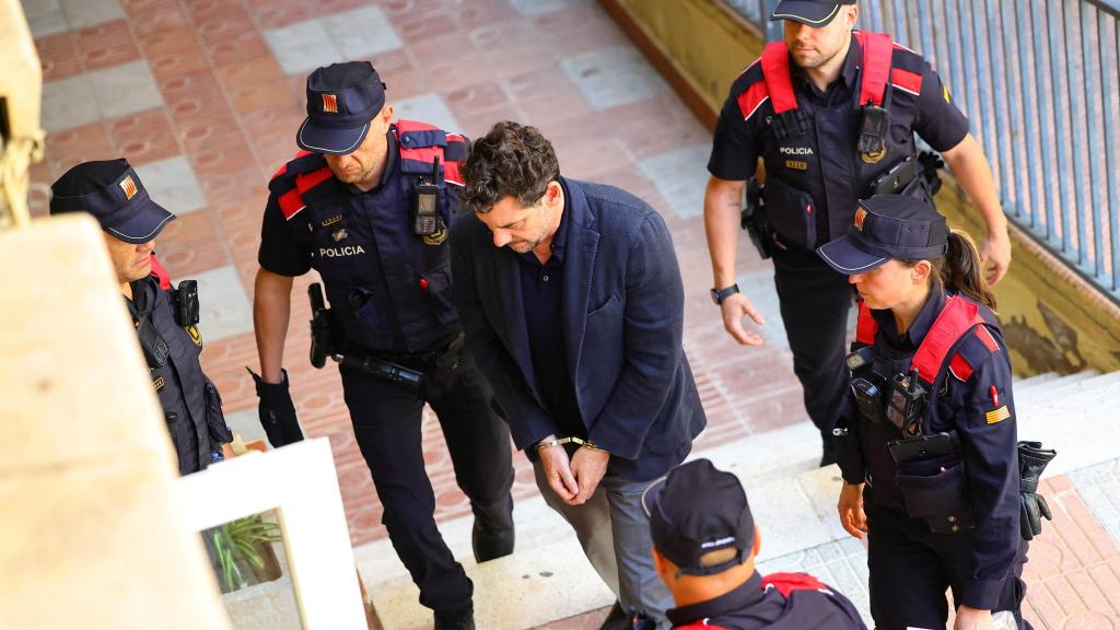 Jonathan Andic, hijo del fundador del grupo de moda Mango, Isak Andic, llega escoltado por la policía al juzgado número 5 de Martorell.