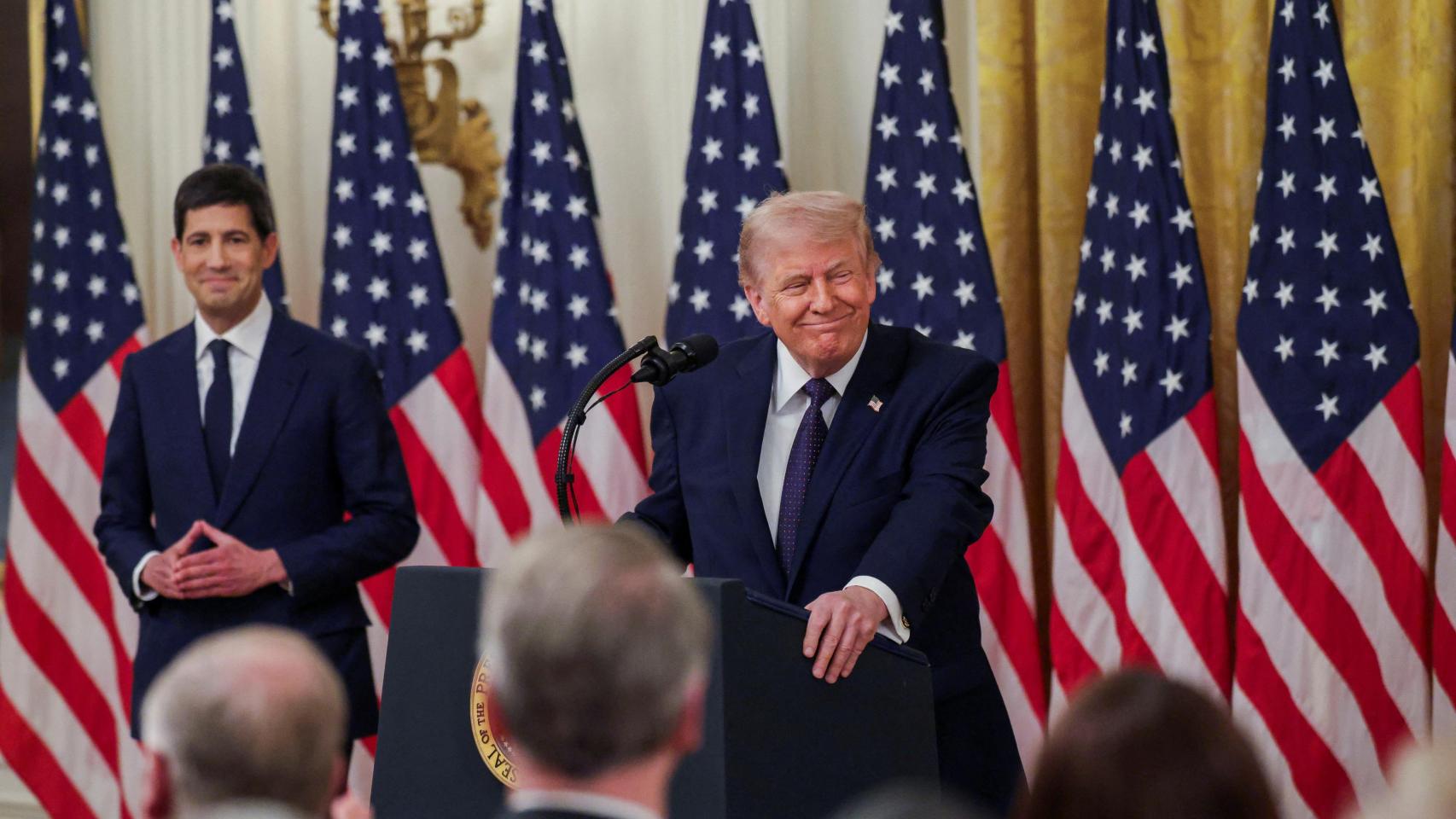 Kevin Warsh y Donald Trump en la toma de posesión. 