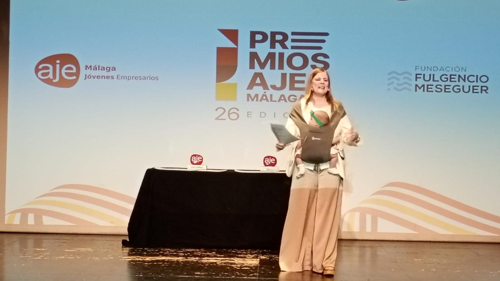 Princesa Sánchez presentado la gala de AJE Málaga con su bebé. 